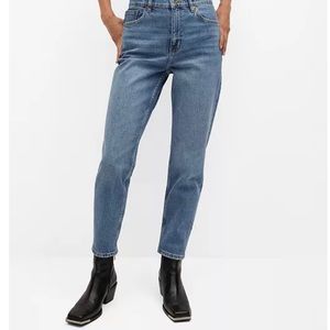 NWT mango mom-fit jean in medium wash • size 8